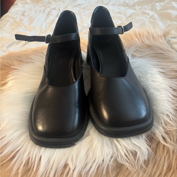 Vagabond Shoes - Vagabond Black Women's Ansie Mary Jane Pump.